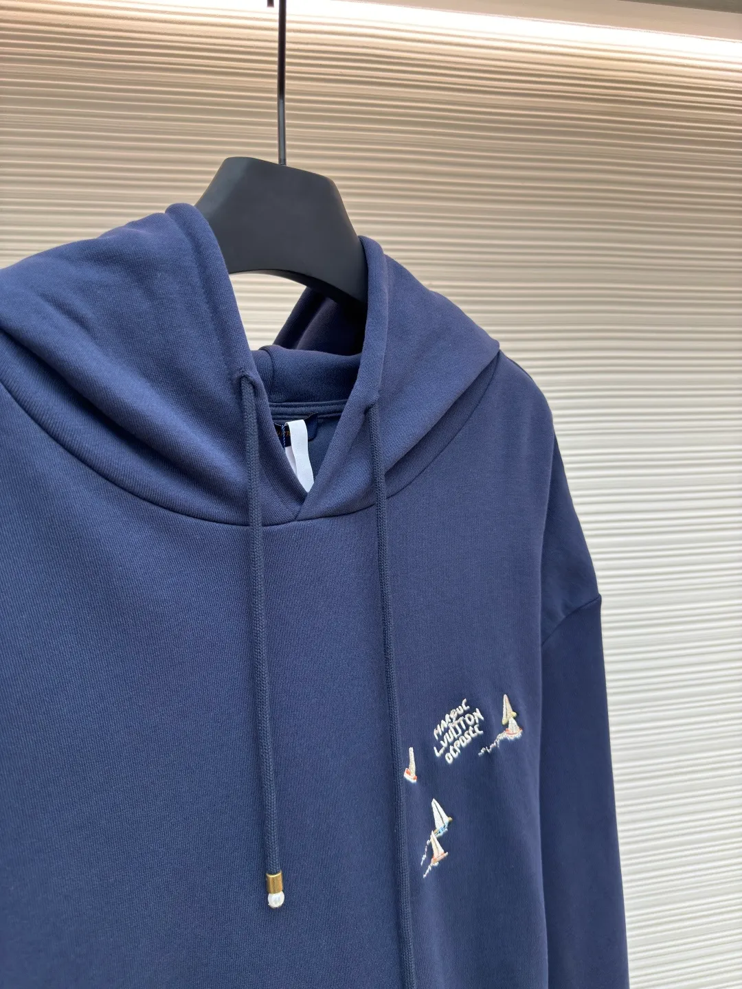 LOUIS VUITTON embroidered sailing letter hooded sweatshirt ●Authentic product: Purchased and developed by 16324 ●Item number: 1680243-A90 ●Fabric: pure cotton ●Technology: embroidery ●Version: fitted version ●Weight: about 885 grams ●Size: S-M-L-XL ●Description: Made with custom-made pure cotton fabrics, the texture is comfortable and soft, skin-friendly and non-irritating. It is decorated with sailboat embroidery on the front and back. It uses tatami technology to embroider sailboat patterns and letters in colorful colors. The colors are dyed according to the body fabric. The overall line is straight and delicate, the fabric is comfortable and soft, and the color is consistent without color difference. It can be matched with the same style to create a fashionable look and control various occasions. Customized accessories, complete three standards, same style for men and women!